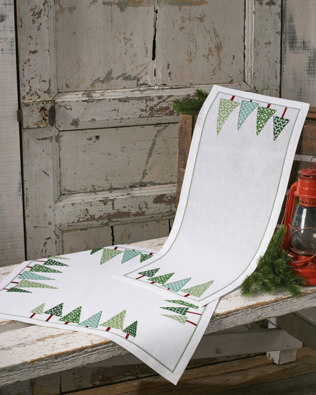 Kit de broderie Sapins de Noël alignés 28 x 74 cm